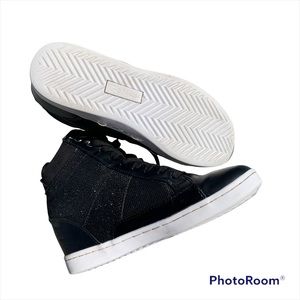 7.5 Guess Women’s Plateform Sneakers